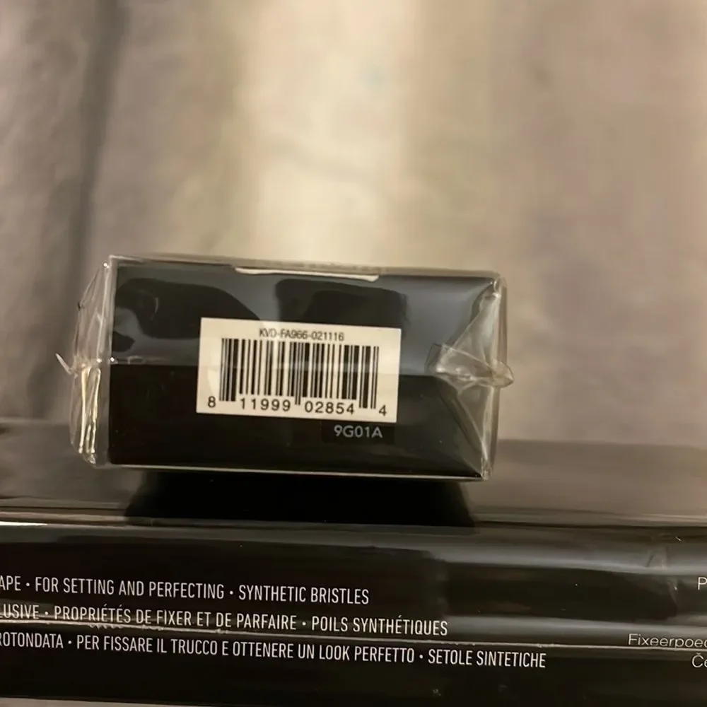 KVD Beauty Lock-It Setting Powder Brush